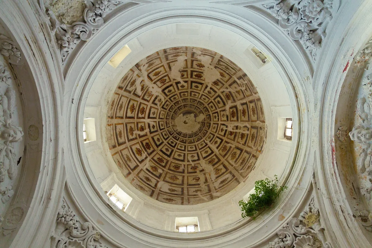 La facciata dell'abbazia di San Michele Arcangelo a Terra Murata, Procida