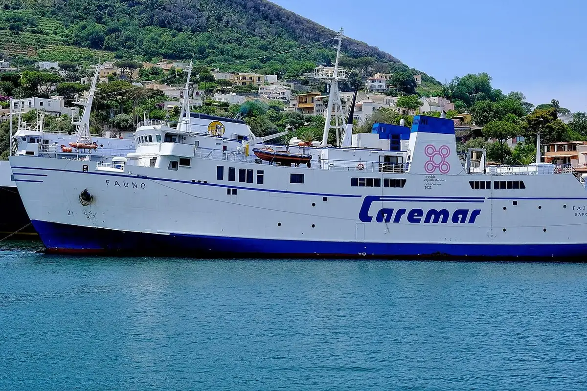 Il traghetto Caremar Fauno ormeggiato a Ischia Porto