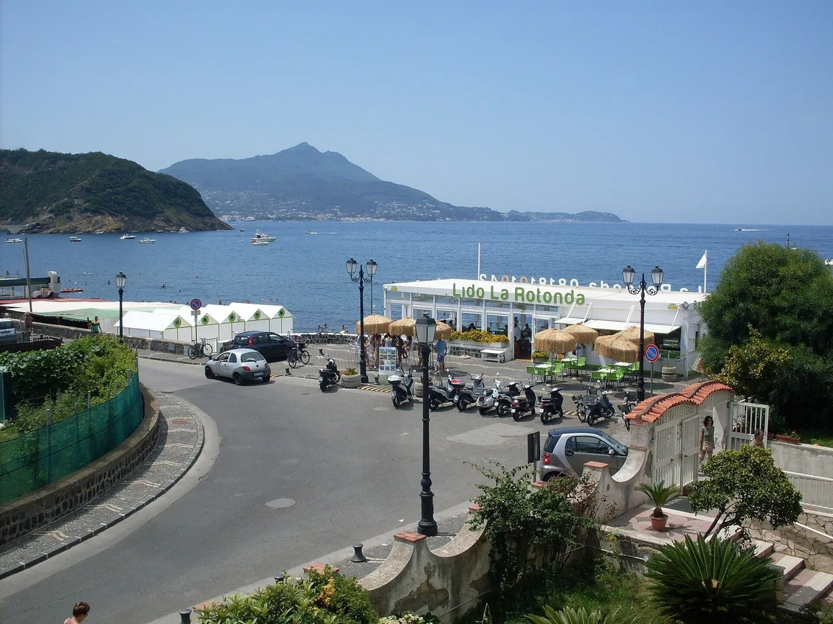 Le barche nel porto della Chiaiolella con Vivara sullo sfondo, Procida