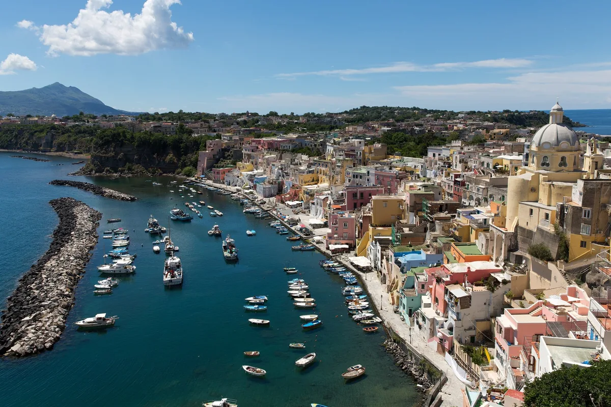 Le case pastello di Marina Corricella con le barche dei pescatori, Procida