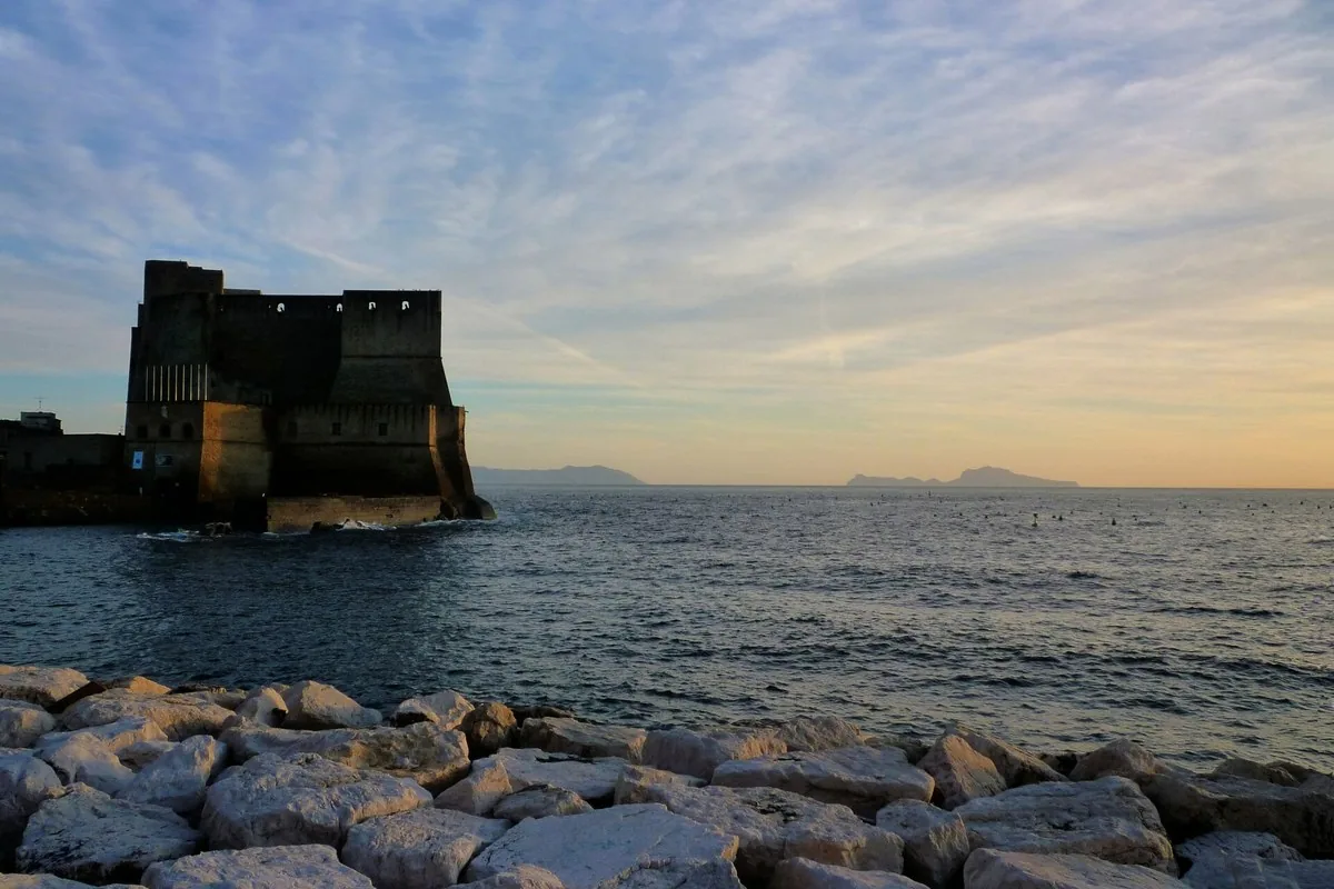 Il golfo di Napoli al tramonto da Castel dell’Ovo, con le isole all’orizzonte