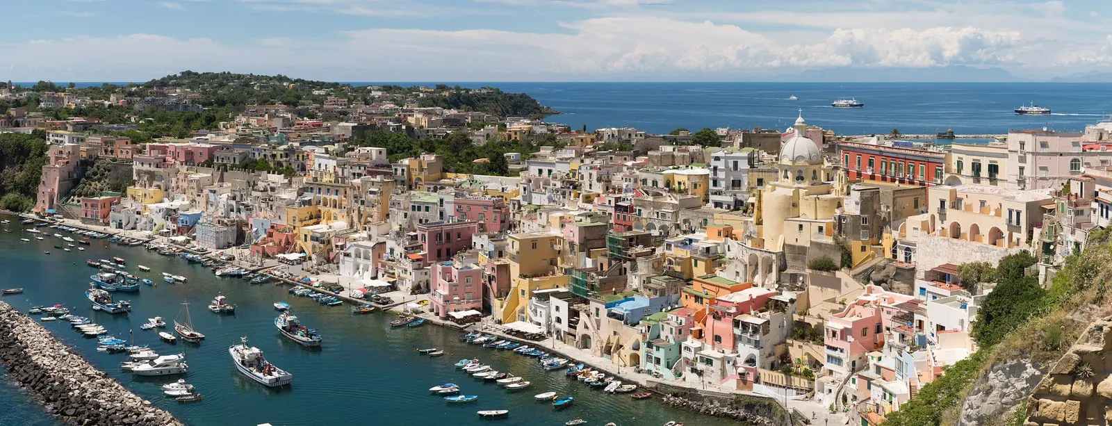 Le case colorate di Marina Corricella viste dalla banchina, Procida
