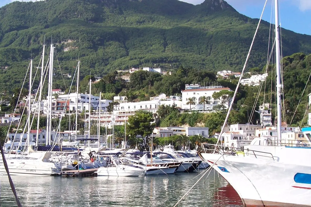 Il porto di Casamicciola a Ischia, con il monte Epomeo alle spalle