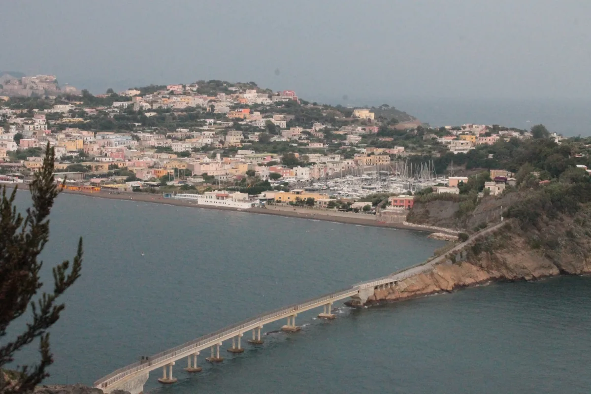 Il ponte che collega la Chiaiolella all’isolotto di Vivara, Procida