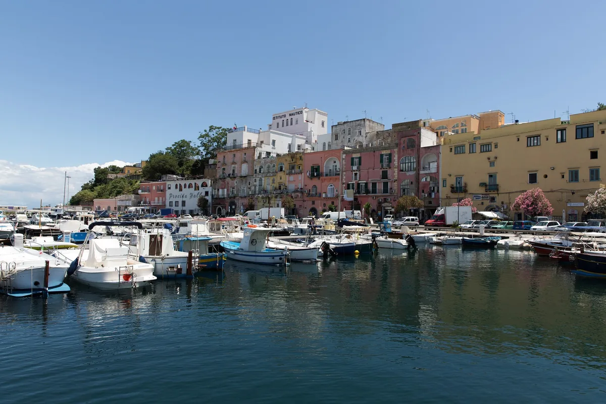 Le case colorate sul fronte del porto di Marina Grande, Procida
