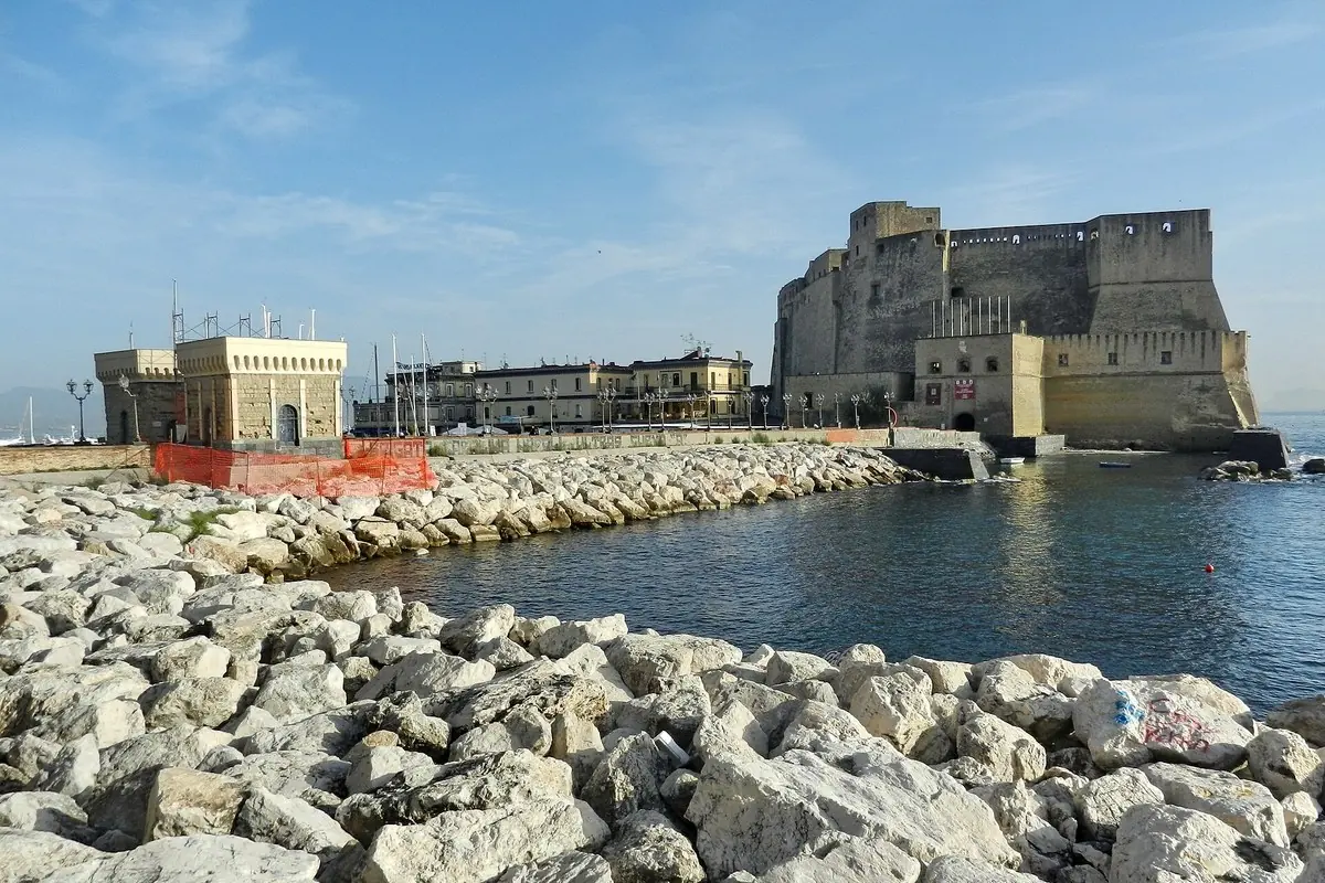 Castel dell’Ovo e il lungomare di Napoli, punto di partenza per Procida