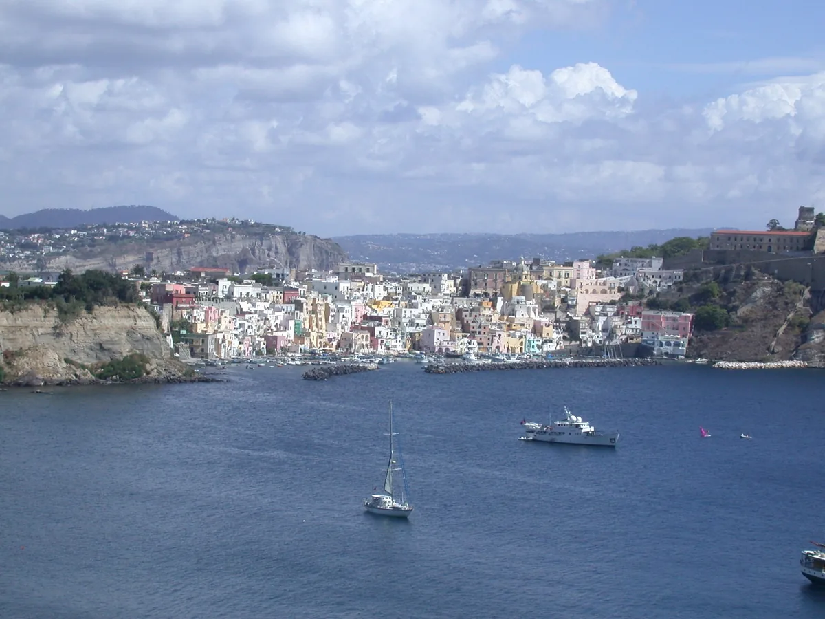 Il promontorio di Punta Pizzaco sopra la baia della Chiaia, Procida
