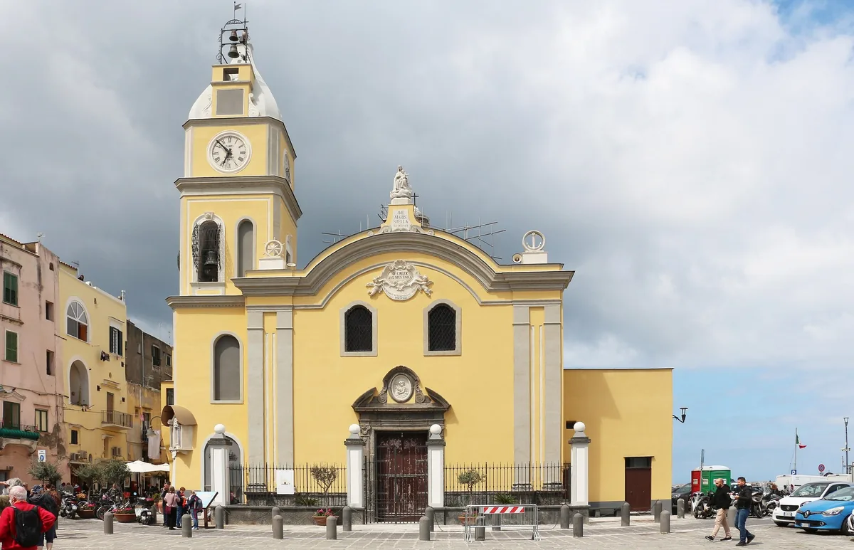 Il campanile di Santa Maria della Pietà sulla piazza del porto di Procida
