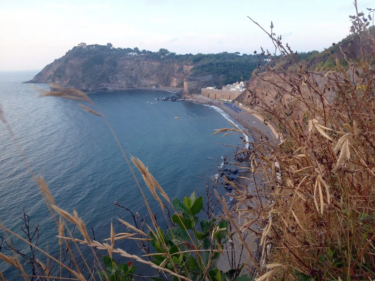 La baia a ferro di cavallo del Pozzo Vecchio, set de Il Postino