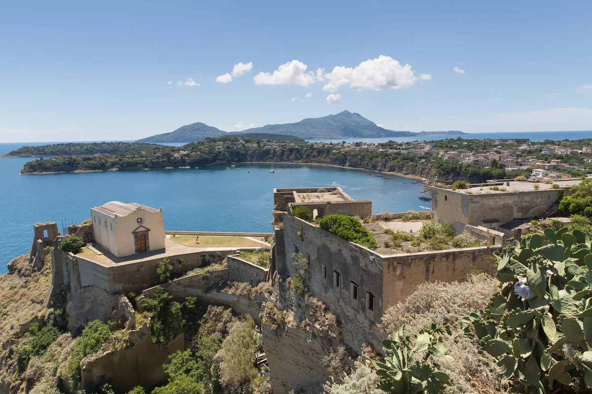 Le mura di Terra Murata sopra Marina Corricella, Procida