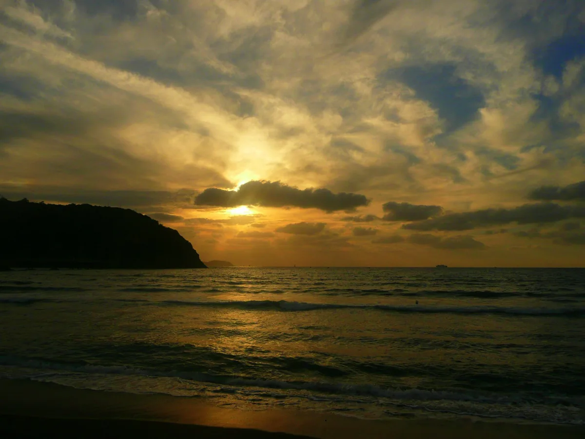 Il tramonto sul mare dalla costa sud-occidentale di Procida