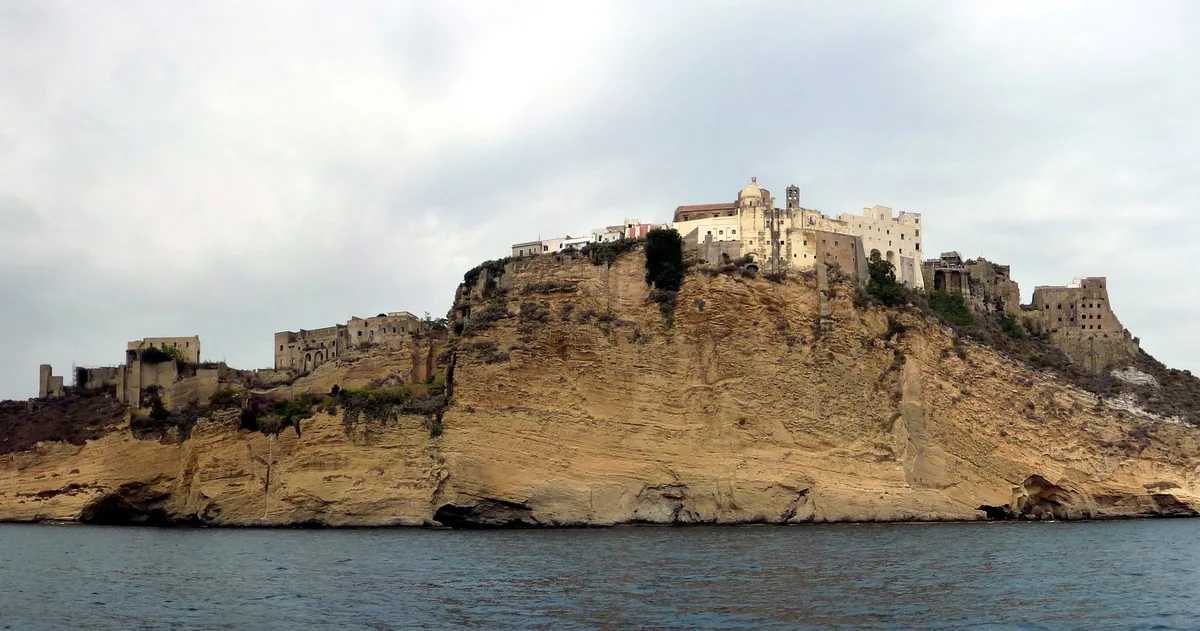 La costa orientale di Procida vista dal mare, con Terra Murata sul promontorio