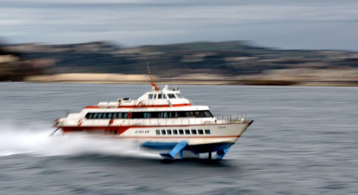 Un aliscafo in navigazione nel golfo di Napoli