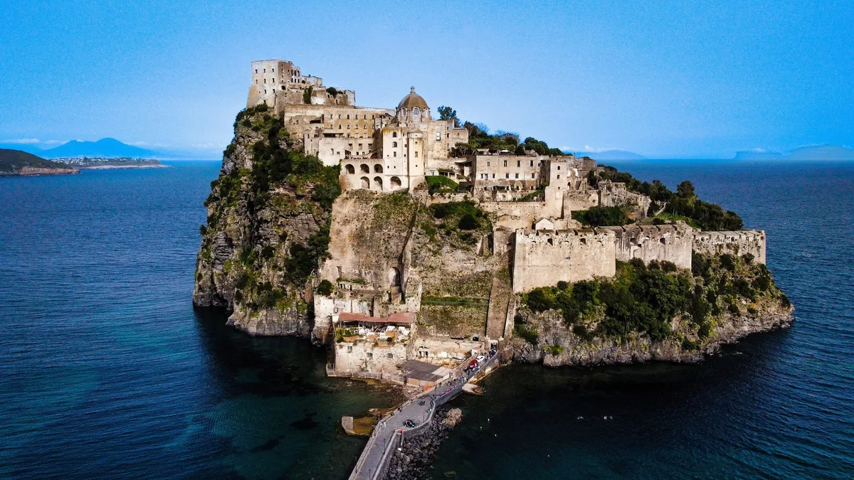 Il Castello Aragonese di Ischia visto dal mare